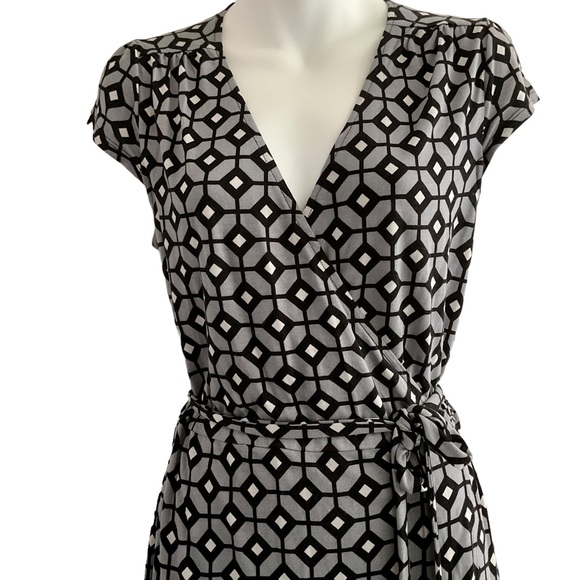 Old Navy | Cap Sleeve Wrap Dress - Picture 4 of 12